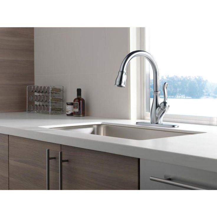 Delta Leland Arctic Stainless 1-Handle Deck-Mount Pull-Down Handle Kitchen Faucet (Deck Plate Included)