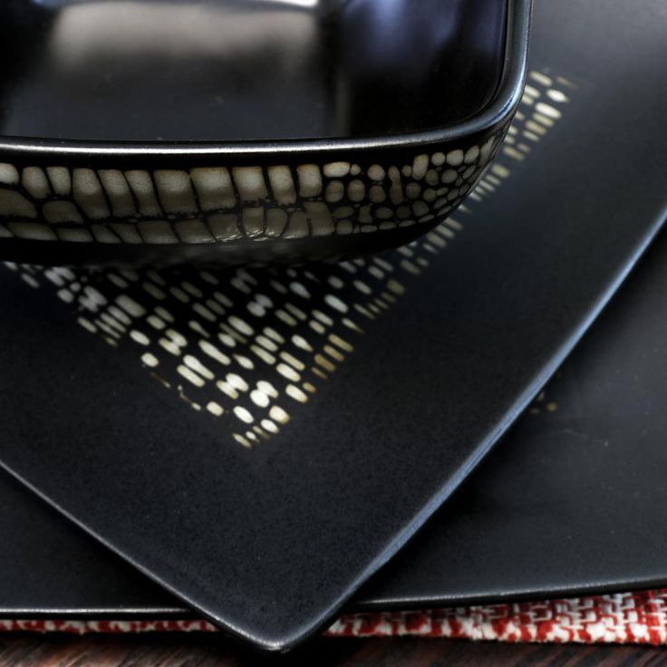 Naina 16-Piece Modern Black Stoneware Dinnerware Set (Service for 4)