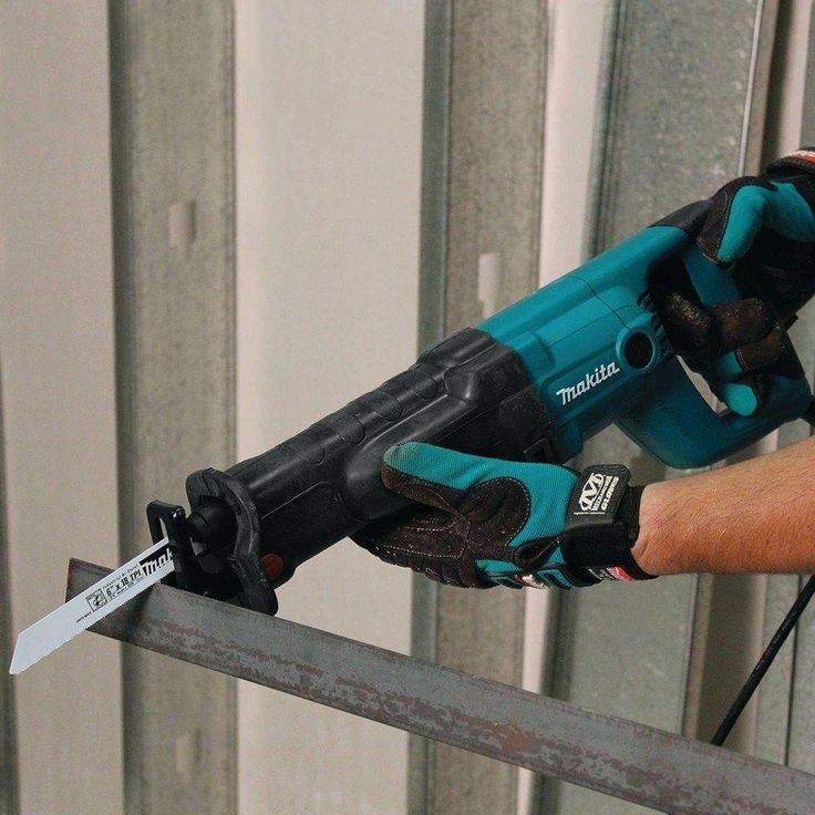 11 Amp Corded Variable Speed Reciprocating Saw with Wood Cutting Blade, Metal Cutting Blade and Hard Case
