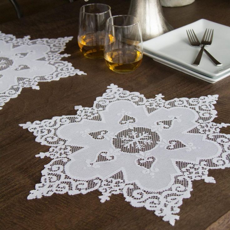 Snowflake 18 in. White Round Doily (Set of 2)