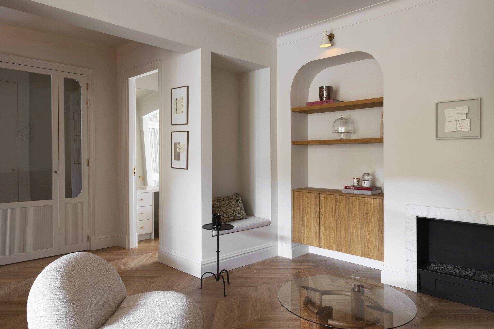 Solidfloor Oak Windsor Chevron hardwood flooring — carton and plank detail