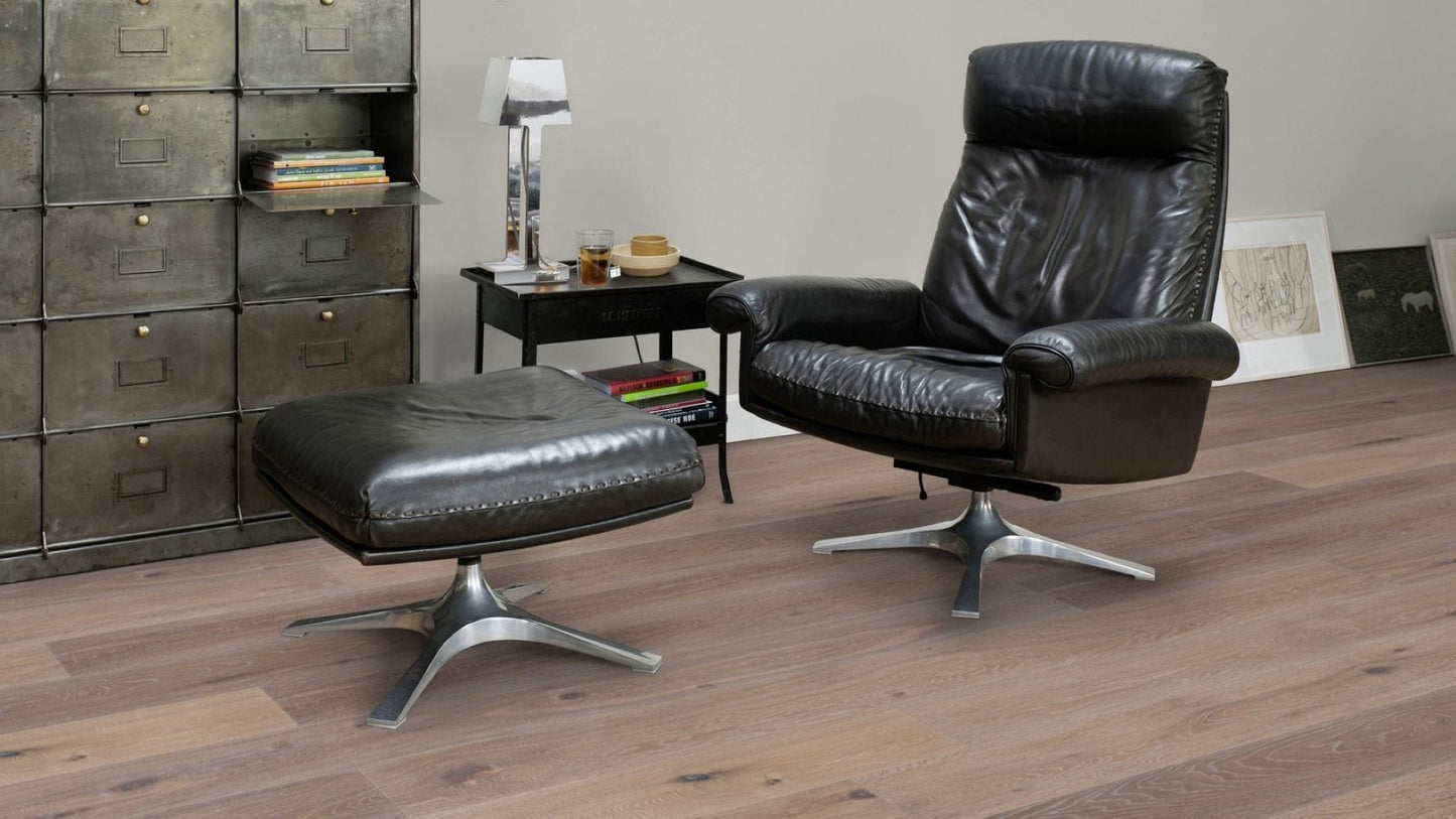 Solidfloor Oak Caucasus hardwood flooring — surface grain detail