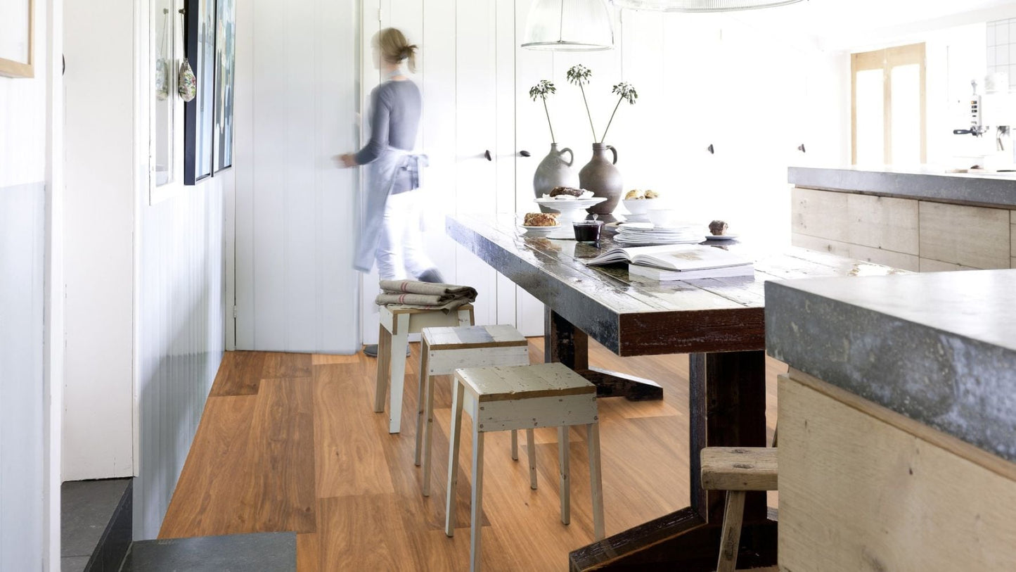 Solidfloor Oak Savannah Smoked Natural hardwood flooring — carton and plank detail