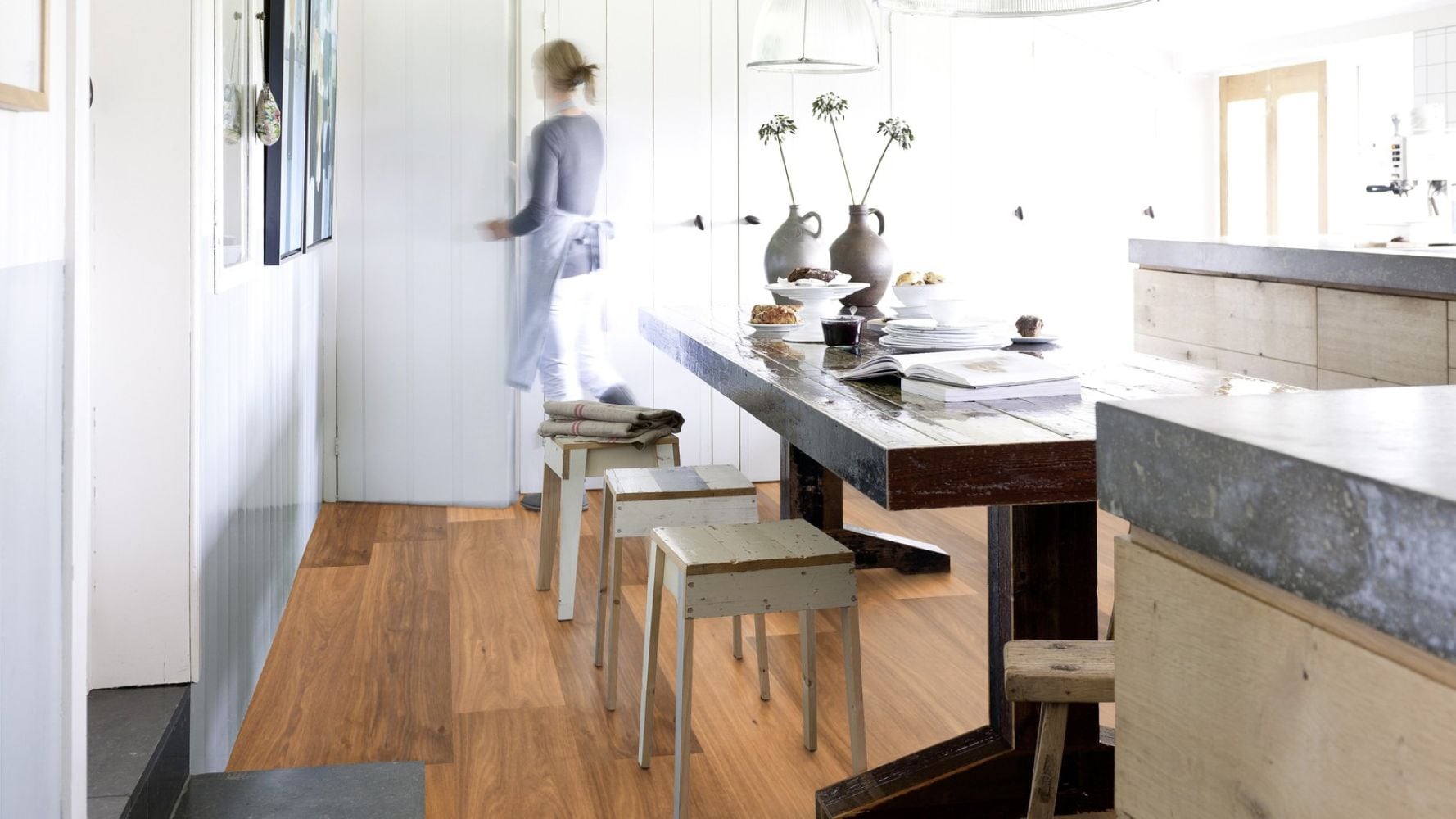 Solidfloor Oak Savannah Smoked Natural hardwood flooring — carton and plank detail