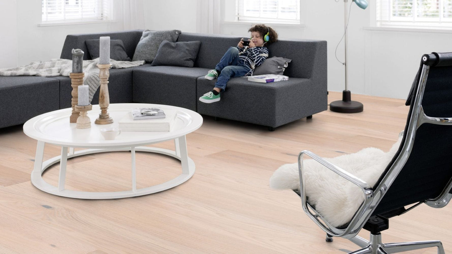 Solidfloor Oak Savannah White hardwood flooring — carton and plank detail