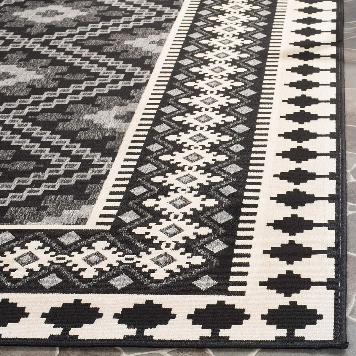 Safavieh Veranda 2-ft-7-in x 5-ft Black/Creme Indoor/Outdoor Abstract Coastal Throw Rug