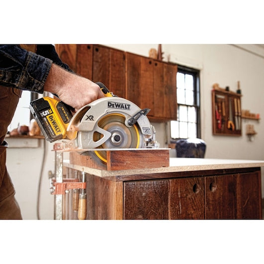 DEWALT 20V MAX XR 7-1/4 in. Brushless Cordless Circular Saw Kit with 4.0Ah Battery and Charger