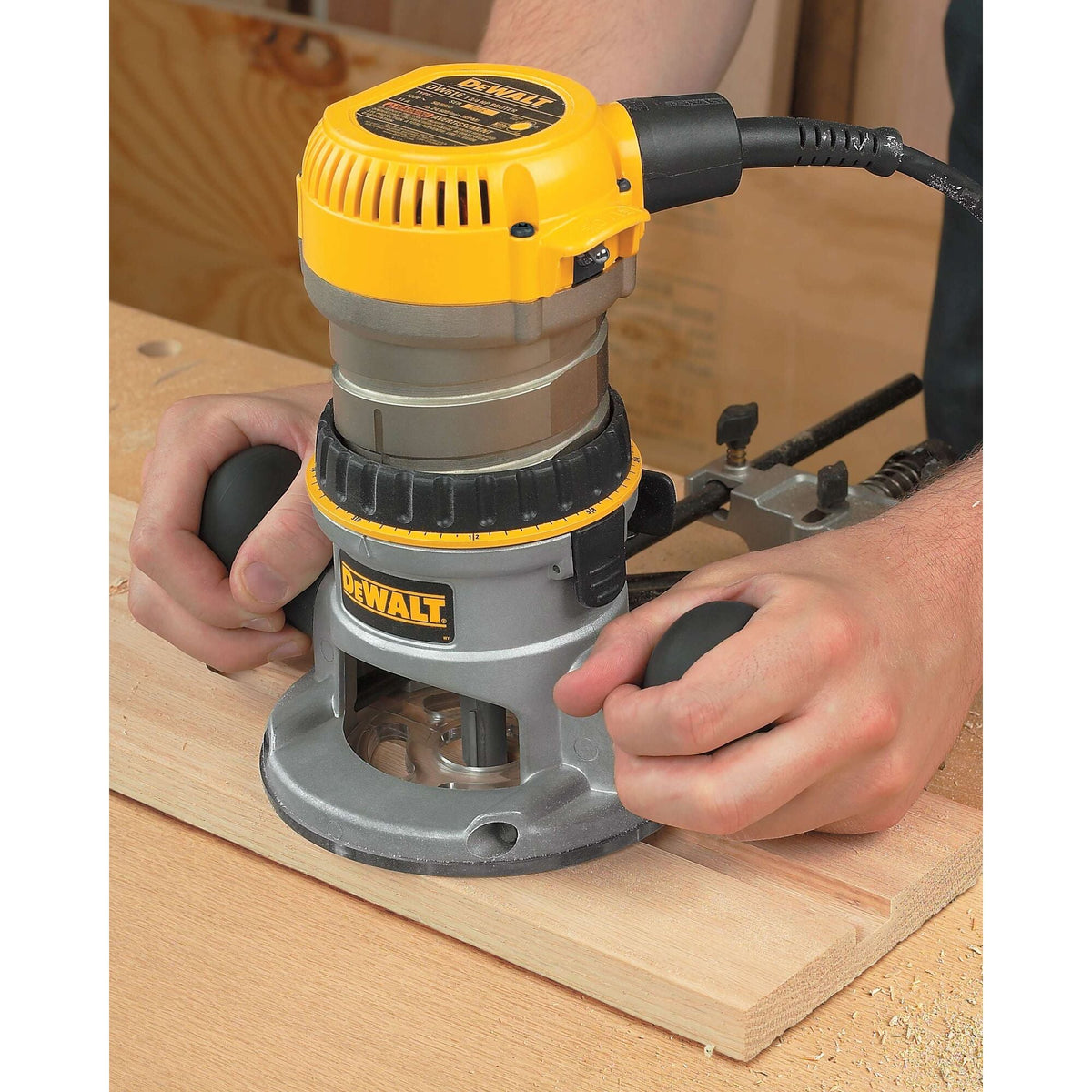 DEWALT 1.75 HP Fixed Base Router, Corded