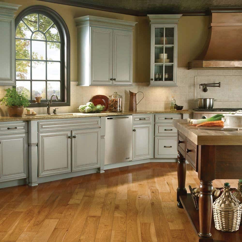 Bruce American Home Autumn Wheat Hickory 3/4 in. T x 2-1/4 in. W Smooth Solid Hardwood Flooring (20 sq.ft./ctn)