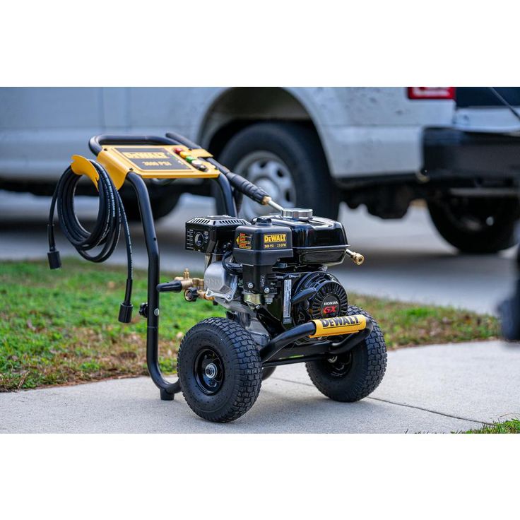 DEWALT 3600 PSI at 2.5 GPM Honda GX200 with AAA Triplex Pump Cold Water Professional Gas Pressure Washer