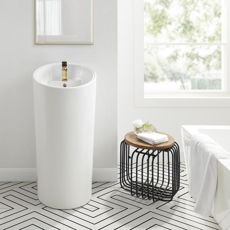 Swiss Madison St. Tropez 1-piece Pedestal Sink in Glossy White