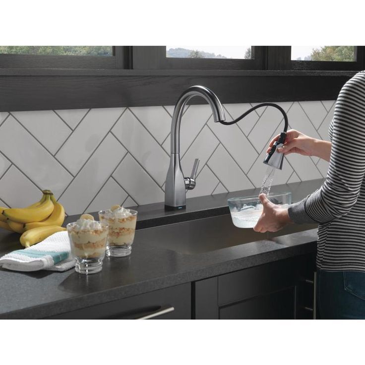 Delta Mateo Touch2O Arctic Stainless 1-Handle Deck-Mount Pull-Down Touch Kitchen Faucet