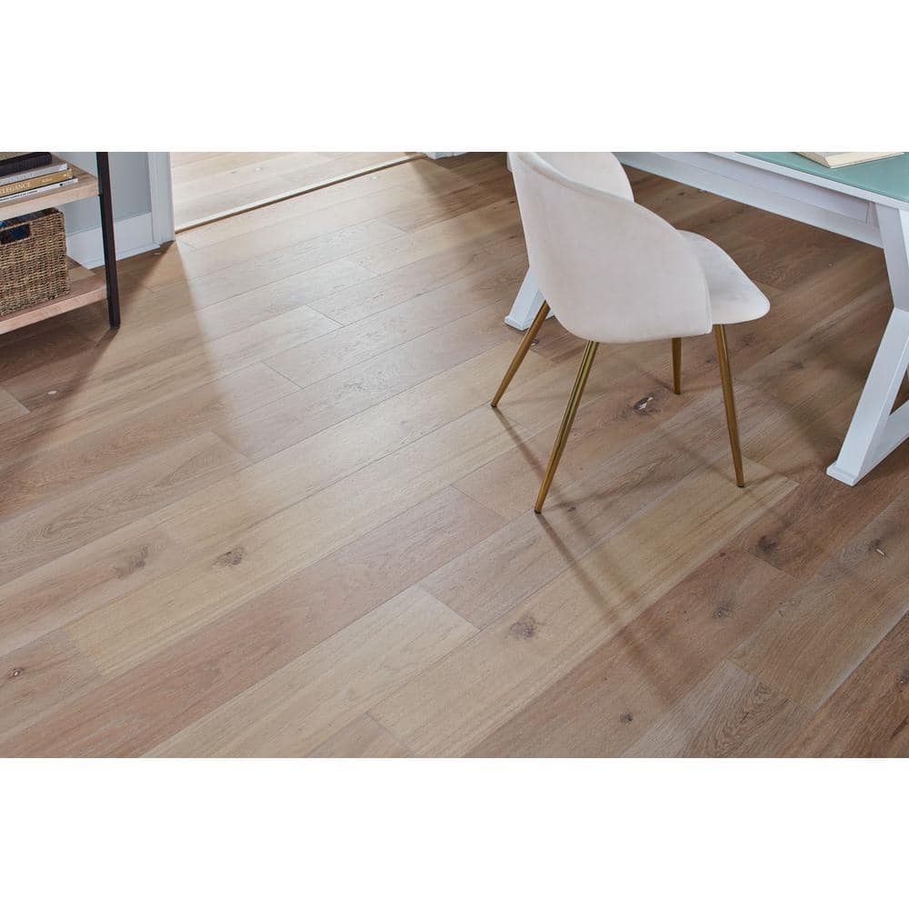 Pergo Defense+ Beachwood Park Oak 3/8 in. T x 7.5 in. W Click Lock Engineered Hardwood Flooring (1104.3 sq.ft./pallet)