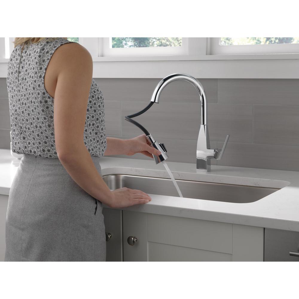 Xander Single-Handle Pull-Down Sprayer Kitchen Faucet in Chrome - Super Arbor