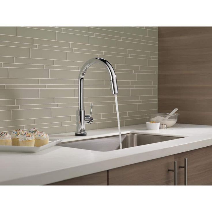 Delta Trinsic Touch 1-Handle Deck Mount Pull-Down Handle/Lever Residential Kitchen Faucet