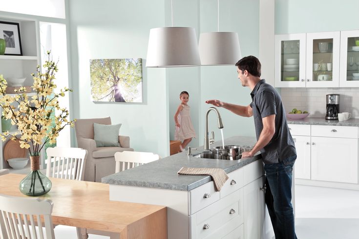 Moen Delaney with MotionSense Spot Resist Stainless 1-Handle Pull-Down Kitchen Faucet (Deck Plate Included)