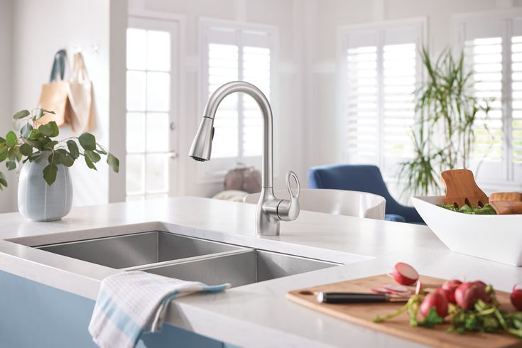 Kleo Single-Handle Pull-Down Sprayer Kitchen Faucet with Reflex and Power Clean in Chrome