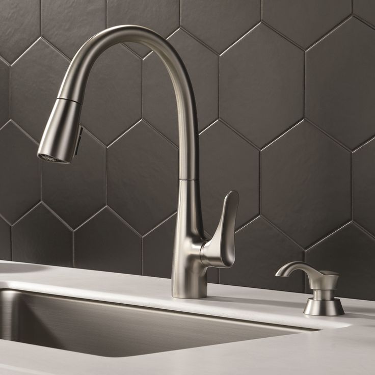Delta Dunsley 1-Handle Deck Mount Pull-Down Handle/Lever Residential Kitchen Faucet (Deck Plate Included)