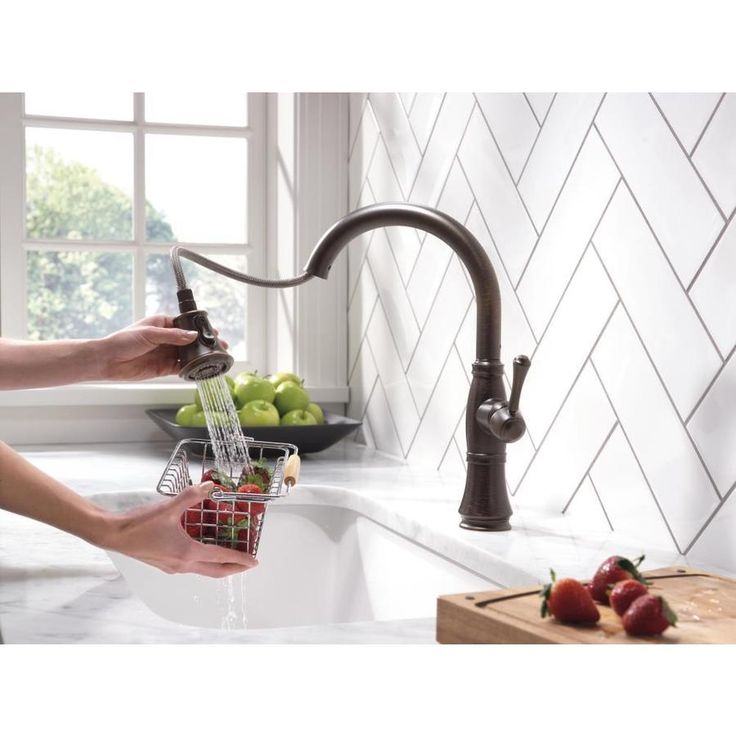 Delta Cassidy Venetian Bronze 1-Handle Deck-Mount Pull-Down Handle Kitchen Faucet