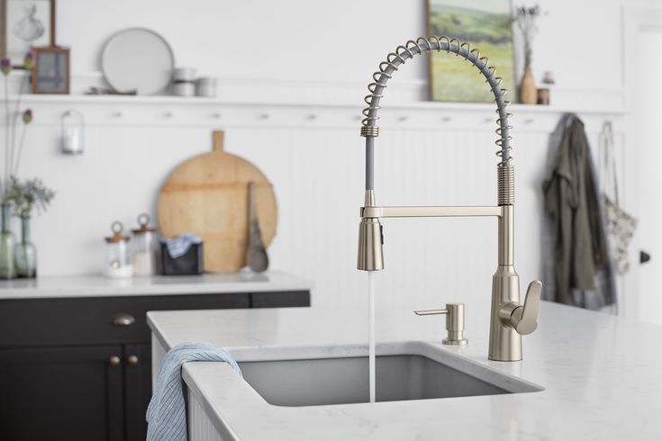 Moen Edwyn Spot Resist Stainless 1-Handle Deck Mount Pull-Down Handle/Lever Commercial/Residential Kitchen Faucet (Deck Plate Included)