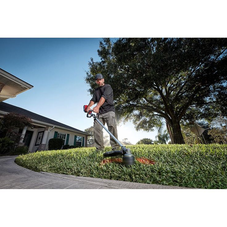 Milwaukee M18 FUEL 18-Volt Lithium-Ion Brushless Cordless String Trimmer Kit with M18 FUEL 10 in. Pole Saw Attachment