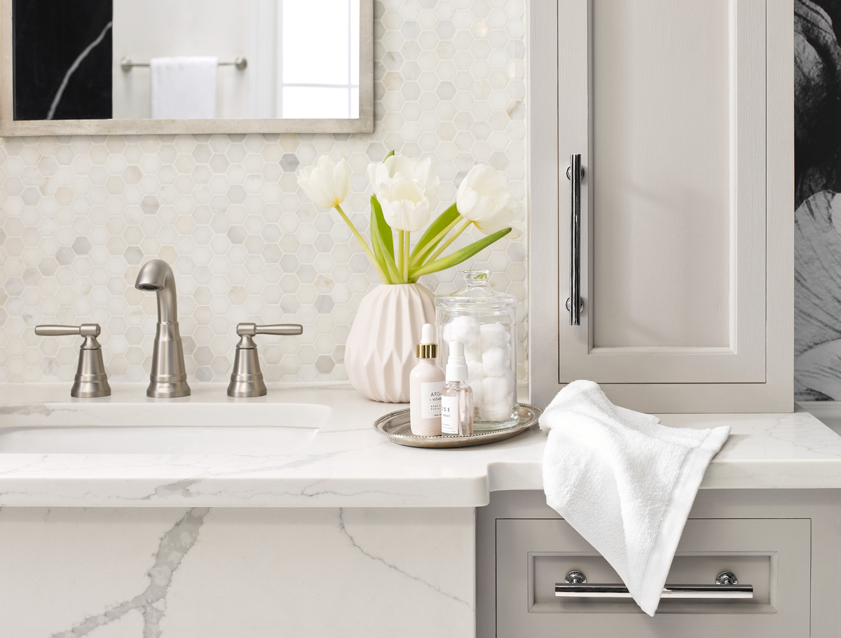 Moen Halle 18-in Spot Resist Brushed Nickel Wall-Mount Single Towel Bar, Model MY0318BN