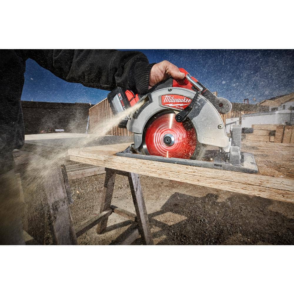 Milwaukee M18 FUEL 18V Brushless Cordless 7-1/4 in. Circular Saw Kit with 12.0Ah Battery, Rapid Charger and Bag