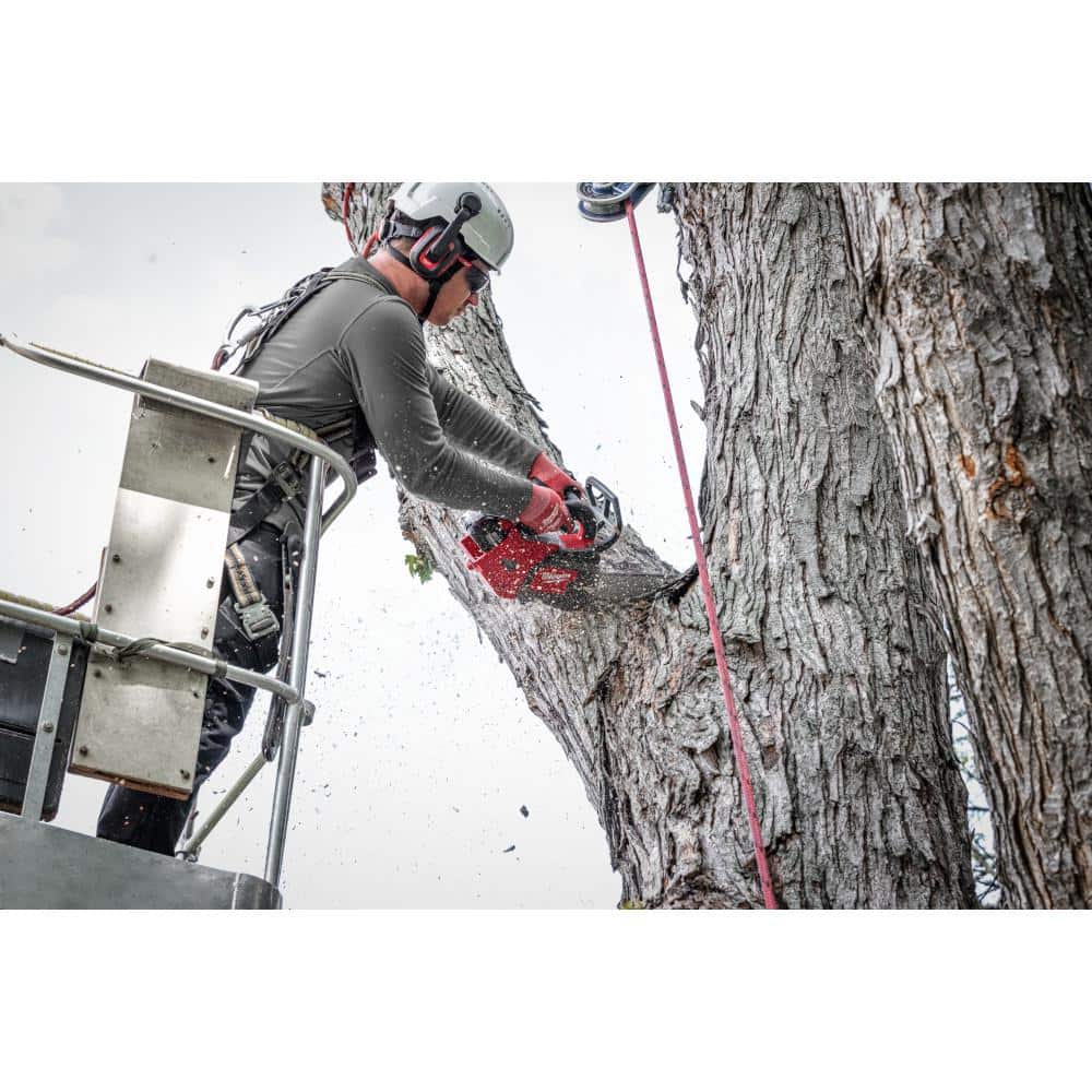 Milwaukee M18 FUEL 14 in. 18V Lithium-Ion Brushless Cordless Battery Top Handle Chainsaw with Top Handle Chainsaw Carrying Case