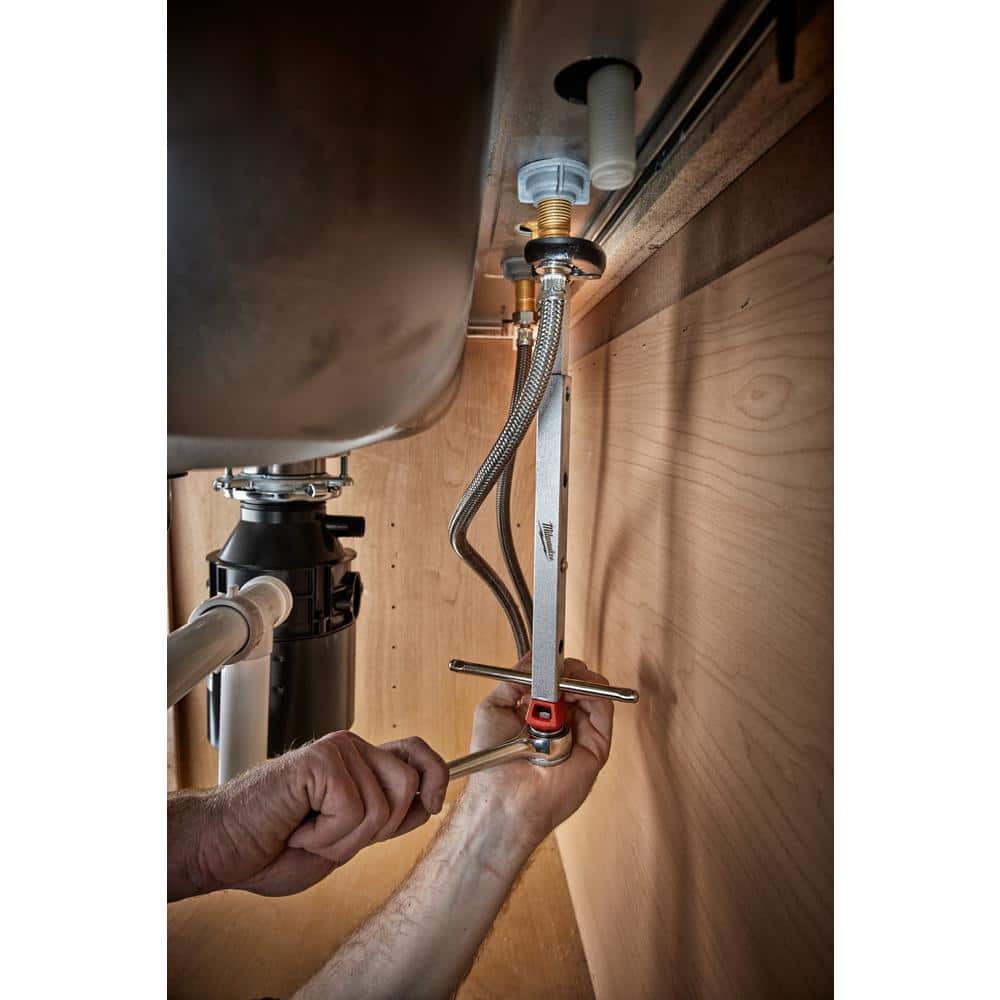 Milwaukee 2.5 in. Basin Wrench, Telescoping 10–17 in. Reach