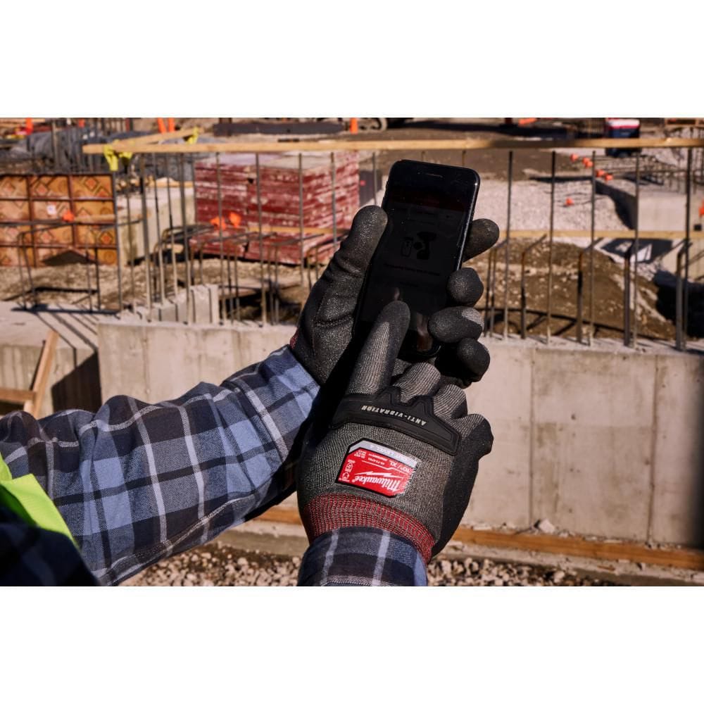 Milwaukee Medium Anti-Vibration Cut Level 4 High Dexterity Nitrile Dipped Gloves