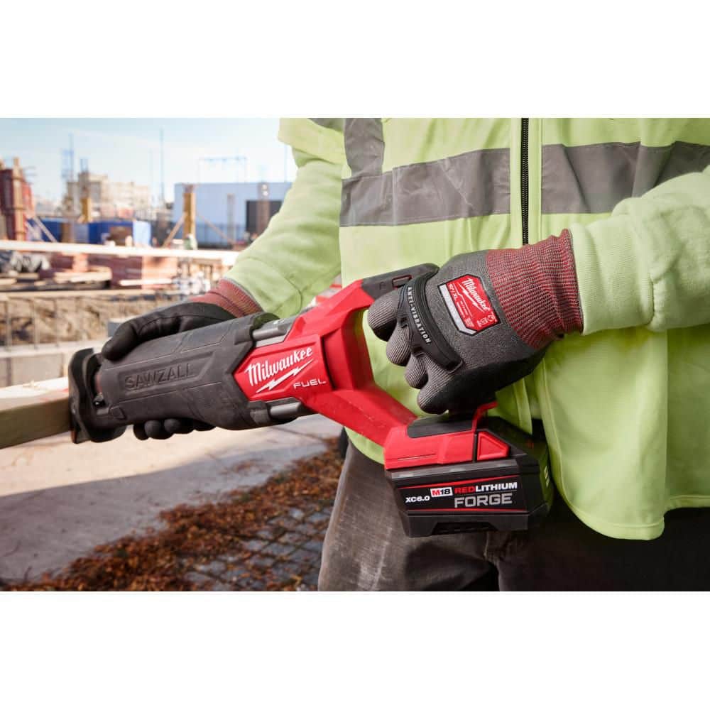 Milwaukee Small Anti-Vibration Cut Level 4 High Dexterity Nitrile Dipped Gloves