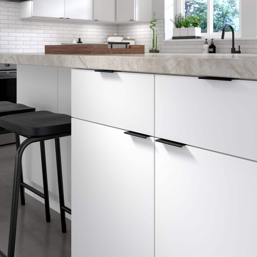 Richelieu 3-1/8 in. (80 mm) Center-to-Center Brushed Black Contemporary Edge Pull