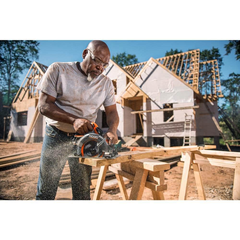 RIDGID 18V Brushless Cordless 7-1/4 in. Circular Saw Kit with 4.0 Ah MAX Output Battery and Charger with Extra Blade