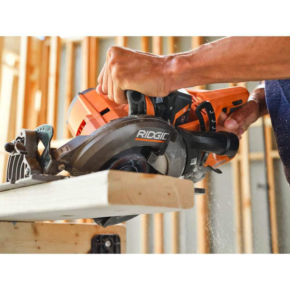 RIDGID 18V Brushless Cordless 7-1/4 in. Rear Handle Circular Saw Kit with 8.0 Ah MAX Output Battery, 18V Charger and Bag